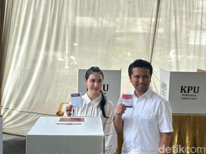 Emil Dardak-Arumi Bachsin Nyoblos Pakai Baju Putih di TPS Surabaya Emil Dardak-Arumi Bachsin Nyoblos Pakai Baju Putih di TPS Surabaya