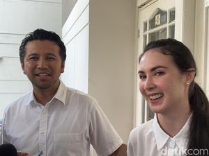 Emil Dardak Video Call Ibu-Sungkem ke Mertua Sebelum Nyoblos di TPS Emil Dardak Video Call Ibu-Sungkem ke Mertua Sebelum Nyoblos di TPS