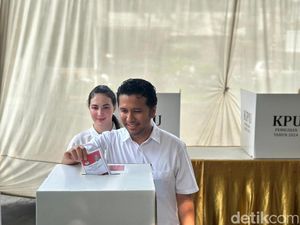 Tepat Pukul 08.22 WIB, Emil Dardak Salurkan Hak Pilih di TPS 015 Surabaya Tepat Pukul 08.22 WIB, Emil Dardak Salurkan Hak Pilih di TPS 015 Surabaya