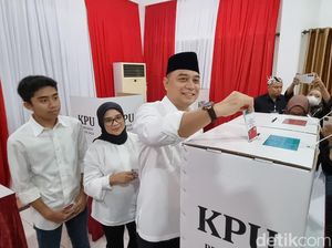 Eri Cahyadi Nyoblos ke TPS Diantar Iringan Hadrah