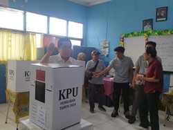 Erick Thohir Nyoblos Pilkada di Tebet, Pamer Jari Kelingking Ungu