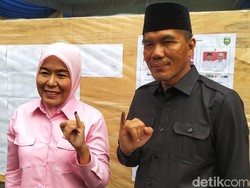 Pakai Nuansa Blackpink, Fitrianti dan Suami Nyoblos di TPS 4 Bukit Lama