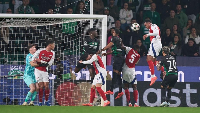 Gabriel Magalhaes of Arsenal FC heads the ball and scores his team's third goal during the UEFA Champions League match between Sporting CP and Arsenal FC at Jose Alvalade Stadium in Lisbon, Portugal, on November 26, 2024. (Photo by Jose Manuel Alvarez Rey/JAR Sport Images/NurPhoto via Getty Images)