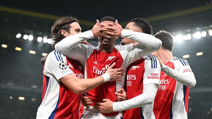 LISBON, PORTUGAL - NOVEMBER 26: (2ndL) Gabriel celebrates scoring the 3rd Arsenal goal with (L) Riccardo Calafiori and (R) William Saliba during the UEFA Champions League 2024/25 League Phase MD5 match between Sporting Clube de Portugal and Arsenal FC at Estadio Jose Alvalade on November 26, 2024 in Lisbon, Portugal. (Photo by Stuart MacFarlane/Arsenal FC via Getty Images)