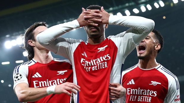 LISBON, PORTUGAL - NOVEMBER 26: Gabriel of Arsenal celebrates scoring his team's third goal with teammates during the UEFA Champions League 2024/25 League Phase MD5 match between Sporting Clube de Portugal and Arsenal FC at Estadio Jose Alvalade on November 26, 2024 in Lisbon, Portugal. (Photo by Carlos Rodrigues/Getty Images)