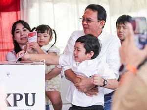 Gaya Ahok dan Keluarga Saat Nyoblos di TPS Pluit