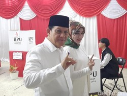 Gaya Cagub Jabar Acep Adang dan Istri Saat Nyoblos di Cipasung Tasik