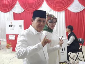 Gaya Cagub Jabar Acep Adang dan Istri Saat Nyoblos di Cipasung Tasik Gaya Cagub Jabar Acep Adang dan Istri Saat Nyoblos di Cipasung Tasik