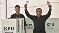 Gaya Serba Hitam Edy Rahmayadi Saat Nyoblos di TPS Medan