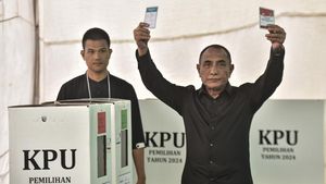 Gaya Serba Hitam Edy Rahmayadi Saat Nyoblos di TPS Medan