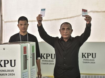 Gaya Serba Hitam Edy Rahmayadi Saat Nyoblos di TPS Medan