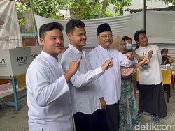 Gus Ipul Nyoblos di TPS 04 Gayungan Surabaya Bareng Istri dan 4 Anak
