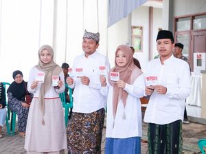 Berbaju Putih-Pakai Udeng, Gus Makki Nyoblos di TPS 10 Parijatah Kulon Berbaju Putih-Pakai Udeng, Gus Makki Nyoblos di TPS 10 Parijatah Kulon