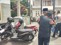 Tangis Cabup Ciamis Saat Nyoblos Usai Cawabup Meninggal di Masa Tenang