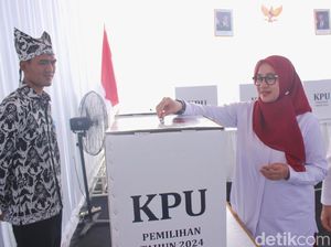 Ipuk Nyoblos Ditemani Suami-Keluarga Diiringi Doa dan Selawatan Ipuk Nyoblos Ditemani Suami-Keluarga Diiringi Doa dan Selawatan