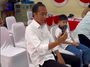 Video Jokowi Ngevlog di TPS Sebelum Nyoblos: Semua dalam Suasana Gembira Video Jokowi Ngevlog di TPS Sebelum Nyoblos: Semua dalam Suasana Gembira