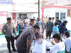 Kapolres Blitar Kota Antar Tahanan Salurkan Hak Suara Kapolres Blitar Kota Antar Tahanan Salurkan Hak Suara