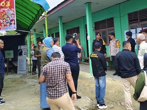 Kapolres-KPU Cek TPS saat Pencoblosan di Inhu