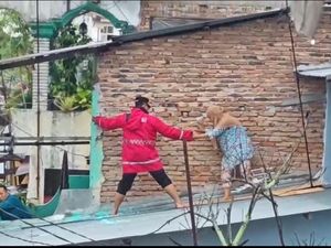 Kapolrestabes Medan Naik Atap Rumah Evakuasi Nenek yang Terjebak Banjir Kapolrestabes Medan Naik Atap Rumah Evakuasi Nenek yang Terjebak Banjir