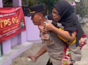 Jemput Bola, Kapolsek Ngimbang Lamongan Gendong Nenek untuk Nyoblos di TPS Jemput Bola, Kapolsek Ngimbang Lamongan Gendong Nenek untuk Nyoblos di TPS
