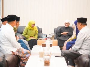Khofifah Sowan Rais Aam PBNU KH Miftahul Achyar Sebelum Coblosan