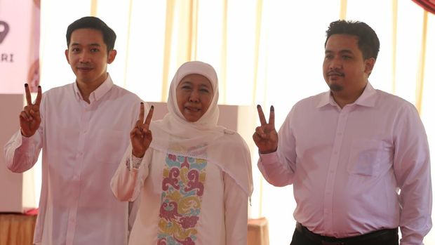 Calon Gubernur Jawa Timur Khofifah Indar Parawansa (tengah) didampingi putranya Jalaluddin Mannagalli Parawansa (kiri) dan Ali Mannagalli Parawansa (kanan) berpose usai mencoblos di TPS 19 Jemur Wonosari, Surabaya, Jawa Timur, Rabu (27/11/2024). Pilkada Jawa Timur diikuti tiga pasangan yaitu Luluk Nur Hamidah-Lukmanul Khakim, Khofifah Indar Parawansa-Emil Elestianto Dardak dan Tri Rismaharini-Zahrul Azhar Asumta. uANTARA FOTO/Moch Asim/wpa.