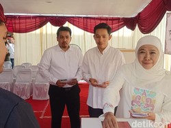 Khofifah Nyoblos di Surabaya, Ditemani 2 Putranya