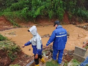 20 Makam di TMP Cikutra Ambles, 2 Jenazah Sempat Menyembul 20 Makam di TMP Cikutra Ambles, 2 Jenazah Sempat Menyembul