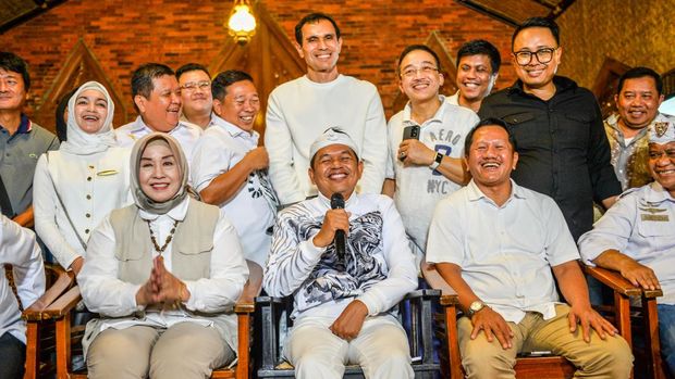 Calon Gubernur Jawa Barat nomor urut 4 Dedi Mulyadi memberikan keterangan kepada awak media di posko pemenangan di Lembur Pakuan, Kampung Sukadaya, Desa Sukasari, Kecamatan Dawuan, Kabupaten Subang, Jawa Barat, Rabu (27/11/2024). Dalam konferensi pers tersebut, Dedi Mulyadi mengklaim kemenangan dalam Pemilihan Gubernur Jawa Barat setelah melihat hasil survey dari berbagai lembaga dengan hasil lebih dari 60 persen hingga pukul 16.00 dengan data yang masuk sebanyak 77.50 persen. ANTARA FOTO/Raisan Al Farisi/nym.