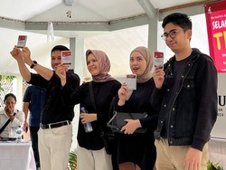 Kompak Berbaju Hitam, Kun Wardana dan Keluarga Nyoblos di TPS 30 Jagakarsa