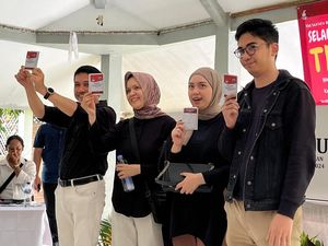 Kompak Berbaju Hitam, Kun Wardana dan Keluarga Nyoblos di TPS 30 Jagakarsa Kompak Berbaju Hitam, Kun Wardana dan Keluarga Nyoblos di TPS 30 Jagakarsa