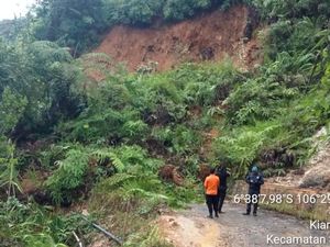 Tebing 20 Meter di Sukajaya Bogor Longsor, Jalan Penghubung Desa Tertutup Tebing 20 Meter di Sukajaya Bogor Longsor, Jalan Penghubung Desa Tertutup