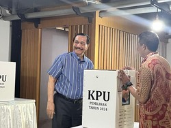 Berbaju Kemeja Biru, Luhut Nyoblos di TPS 004 Kelurahan Kuningan Timur