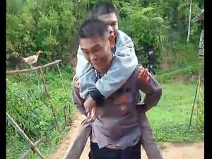 Polisi di Mamasa Gendong Penyandang Disabilitas untuk Nyoblos di TPS Polisi di Mamasa Gendong Penyandang Disabilitas untuk Nyoblos di TPS