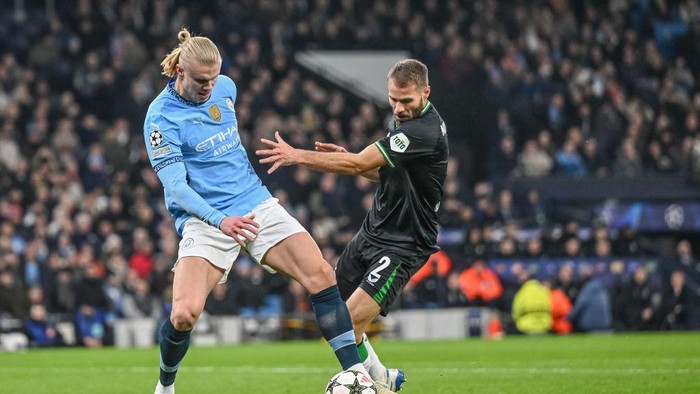 Manchester, England - November 26: Erling Haaland of Manchester City and Bart Nieuwkoop of Feyenoord Rotterdam battle for the ball during the UEFA Champions League 2024/25 League Phase MD5 match between Manchester City and Feyenoord at Etihad Stadium on November 26, 2024 in Manchester, England. (Photo by Harry Langer/DeFodi Images via Getty Images)
