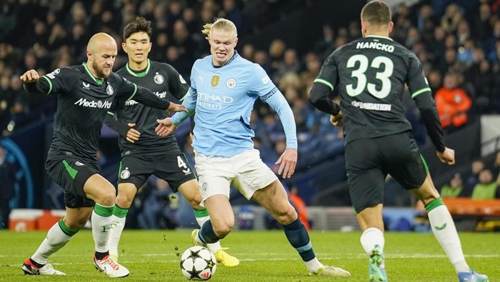 Feyenoords Gernot Trauner, left, challenges Manchester Citys Erling Haaland during the Champions League opening phase soccer match between Manchester City and Feyenoord at the Etihad Stadium in Manchester, England, Tuesday, Nov. 26, 2024. (AP Photo/Dave Thompson)