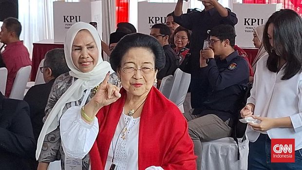 Megawati Soekarnoputri mencoblos di TPS dekat rumahnya dalam Pilkada 2024.
