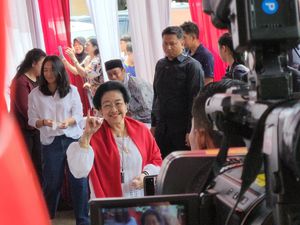 Megawati Selesai Nyoblos di Kebagusan, Pamer Kelingking Bertinta