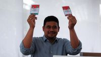 Momen Bobby Nyoblos Bareng Keluarga
