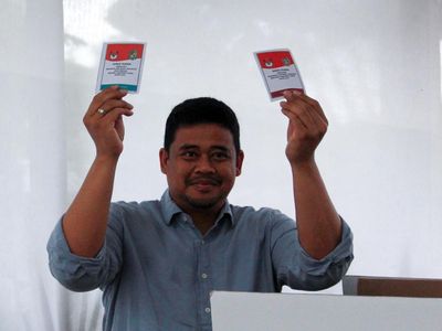 Momen Bobby Nyoblos Bareng Keluarga