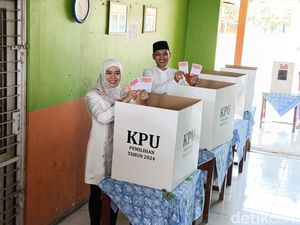 Cabup Petahana Demak Eistianah Nyoblos di TPS 1, Ikut Antre Bareng Warga Cabup Petahana Demak Eistianah Nyoblos di TPS 1, Ikut Antre Bareng Warga