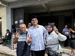 Momen Bobby Maulana Nyoblos Bareng Istri di Tanah Kelahirannya Momen Bobby Maulana Nyoblos Bareng Istri di Tanah Kelahirannya