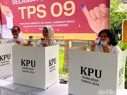 Dandan dan Keluarga Kompak Kenakan Pakaian Putih Saat Mencoblos di TPS