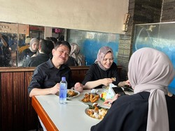 Video Kun Wardana Makan Siang Bersama Keluarga di Warung Nasi Padang