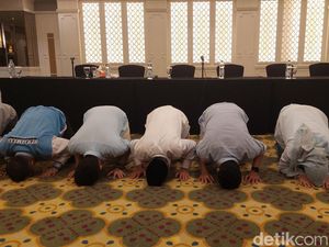 Sujud Syukur Jeje Govinda-Asep Ismail Usai Unggul Versi QC Pilkada KBB Sujud Syukur Jeje Govinda-Asep Ismail Usai Unggul Versi QC Pilkada KBB