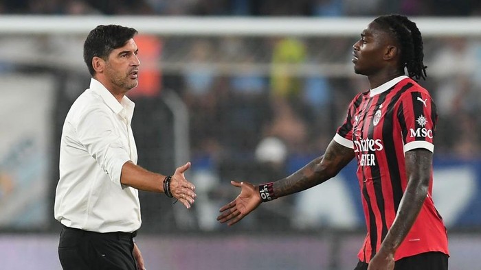 ROME, ITALY - AUGUST 31: Paulo Fonseca head coach of AC Milan greets Rafael Leao of AC Milan at the end of the Serie A match between SS Lazio and AC Milan at Stadio Olimpico on August 31, 2024 in Rome, Italy. (Photo by Silvia Lore/Getty Images)