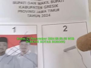 Bawaslu Soroti Pemilh di Gresik yang Viral Bawa HP Saat Nyoblos Bawaslu Soroti Pemilh di Gresik yang Viral Bawa HP Saat Nyoblos