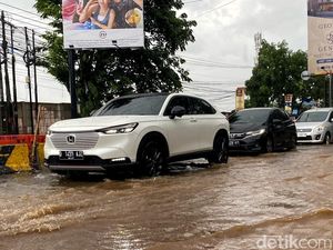 Banjir Rendam Jalan Purwakarta hingga Terusan Jakarta Bandung