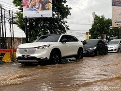 Banjir Rendam Jalan Purwakarta hingga Terusan Jakarta Bandung