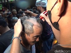 Pendukung Dedi Mulyadi Sambut Kemenangan dengan Cukur Massal